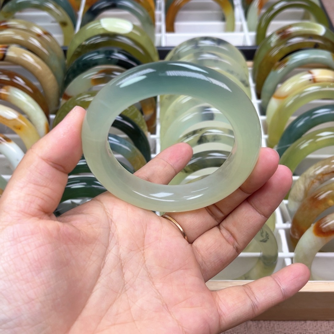 蛇纹石玉手镯未镶嵌