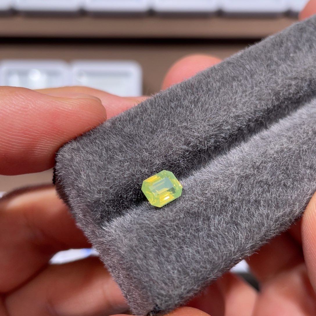 金绿宝石裸石1.02ct荧光笔