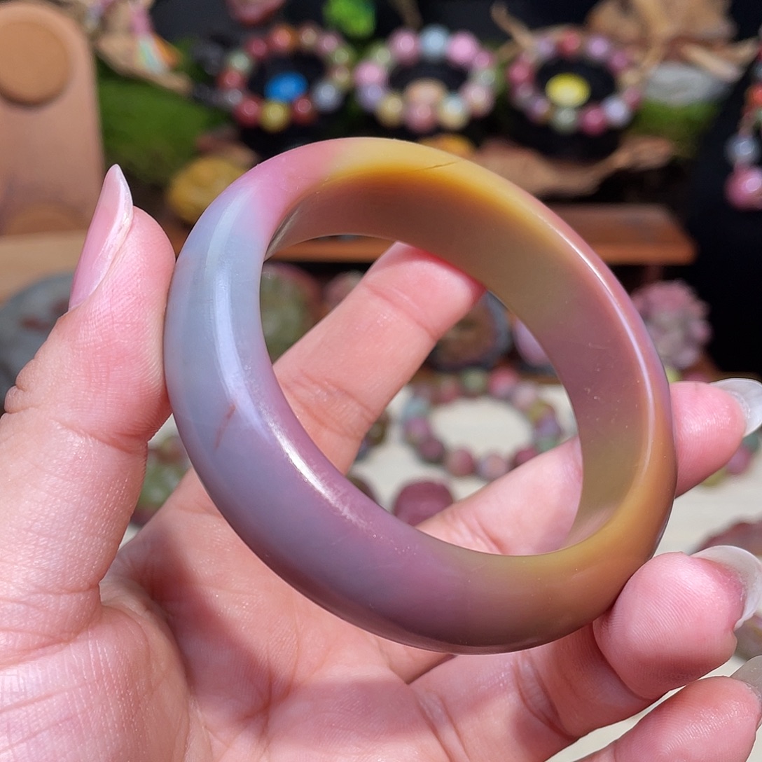 I***U玛瑙/玉髓未镶嵌珠宝半成品盐源玛瑙高品收藏素面手镯