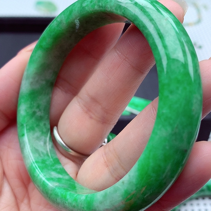 翡翠手镯未镶嵌翡翠