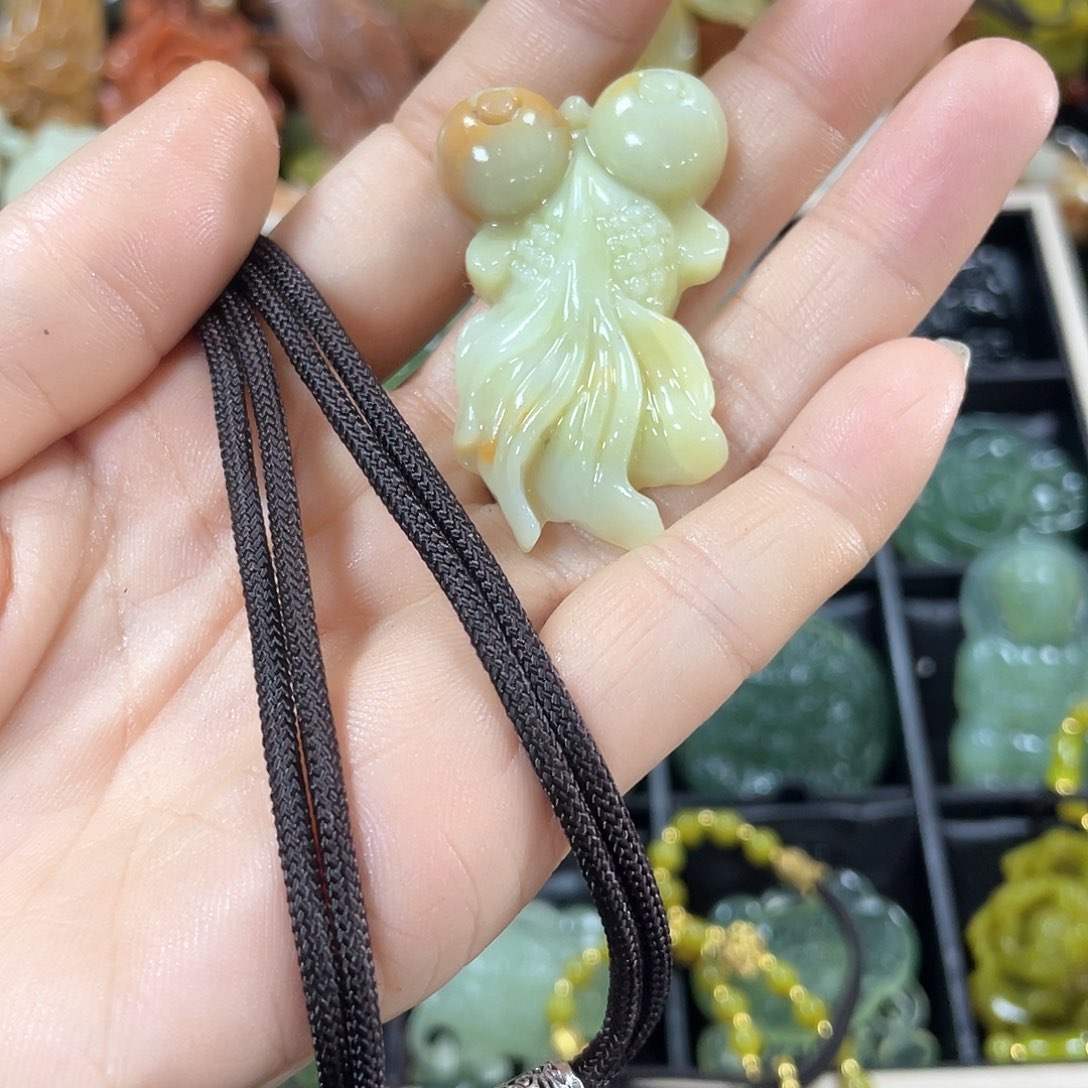 蛇纹石玉颈饰合金