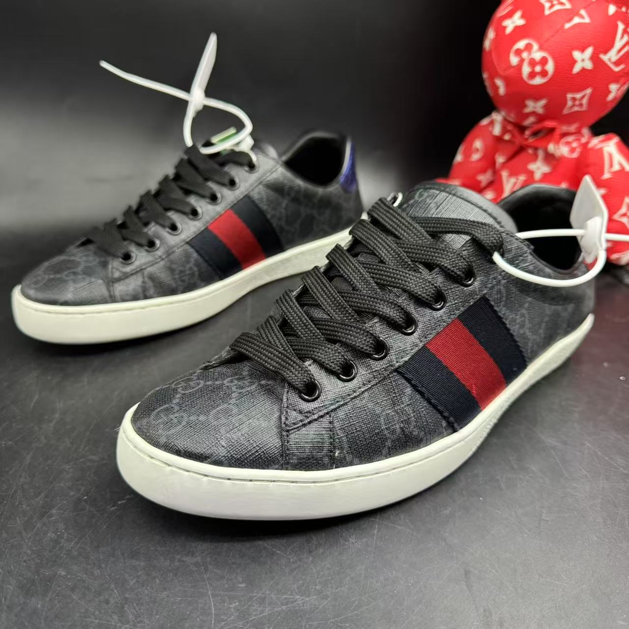 95新 GUCCI/古驰 【AO福利】41欧码 男士黑色暗纹老花休闲板鞋ao569