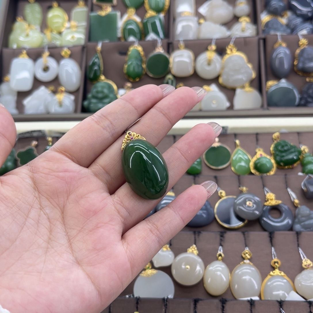 和田玉18K金镶嵌吊坠(赠链)