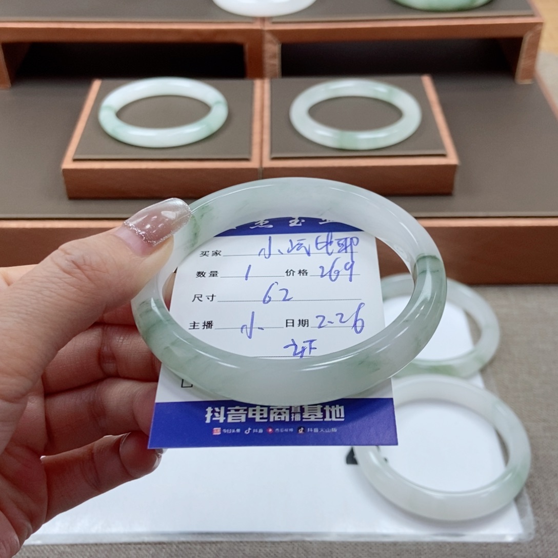 石英质玉手镯未镶嵌小**耶