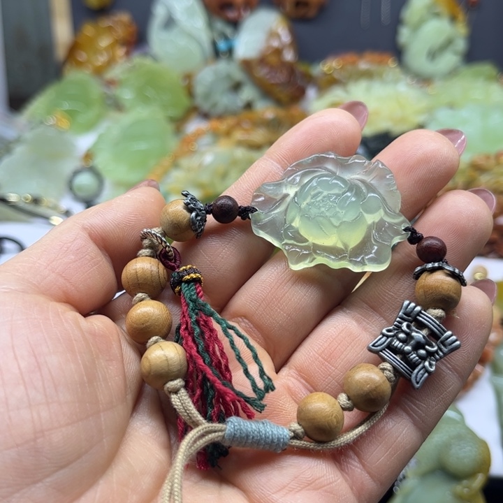 蛇纹石玉未镶嵌颈饰