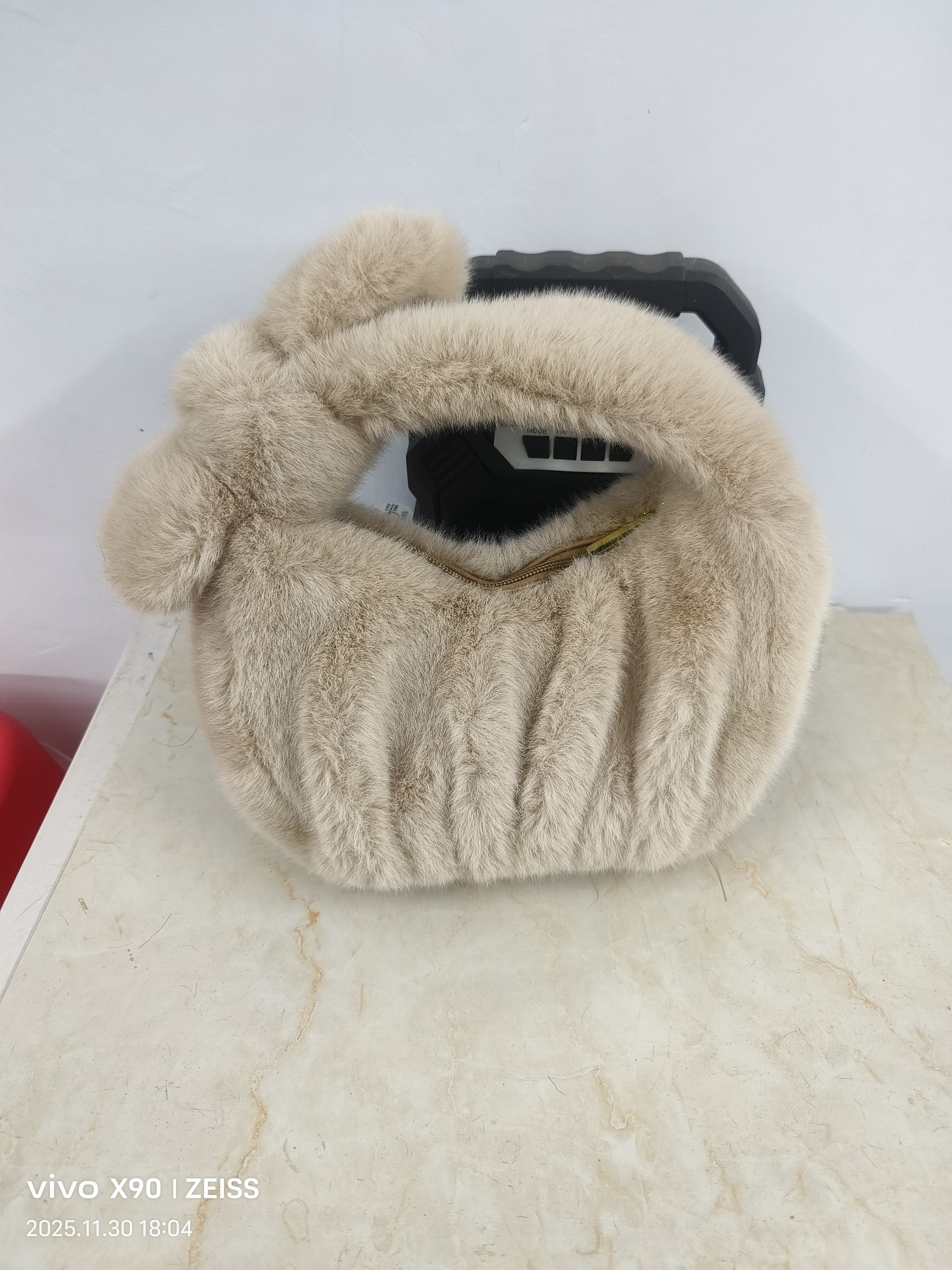 秋冬毛绒包包女新款毛茸茸褶皱云朵包百搭气质手提单肩学生小包