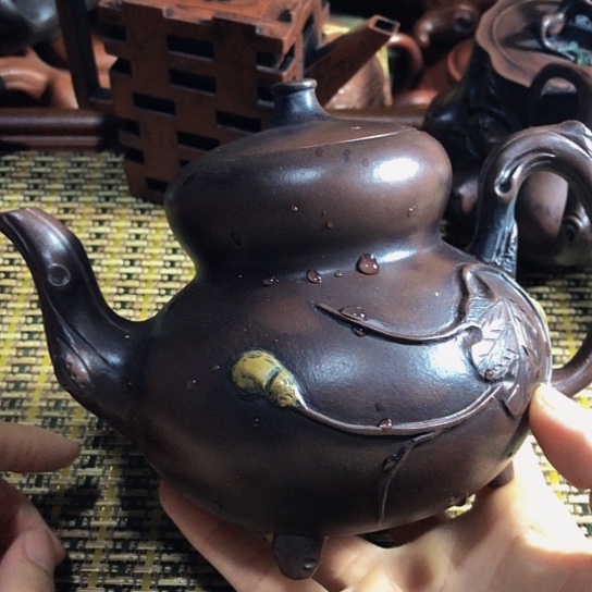 紫砂茶壶原矿泥料手工制作紫砂壶。