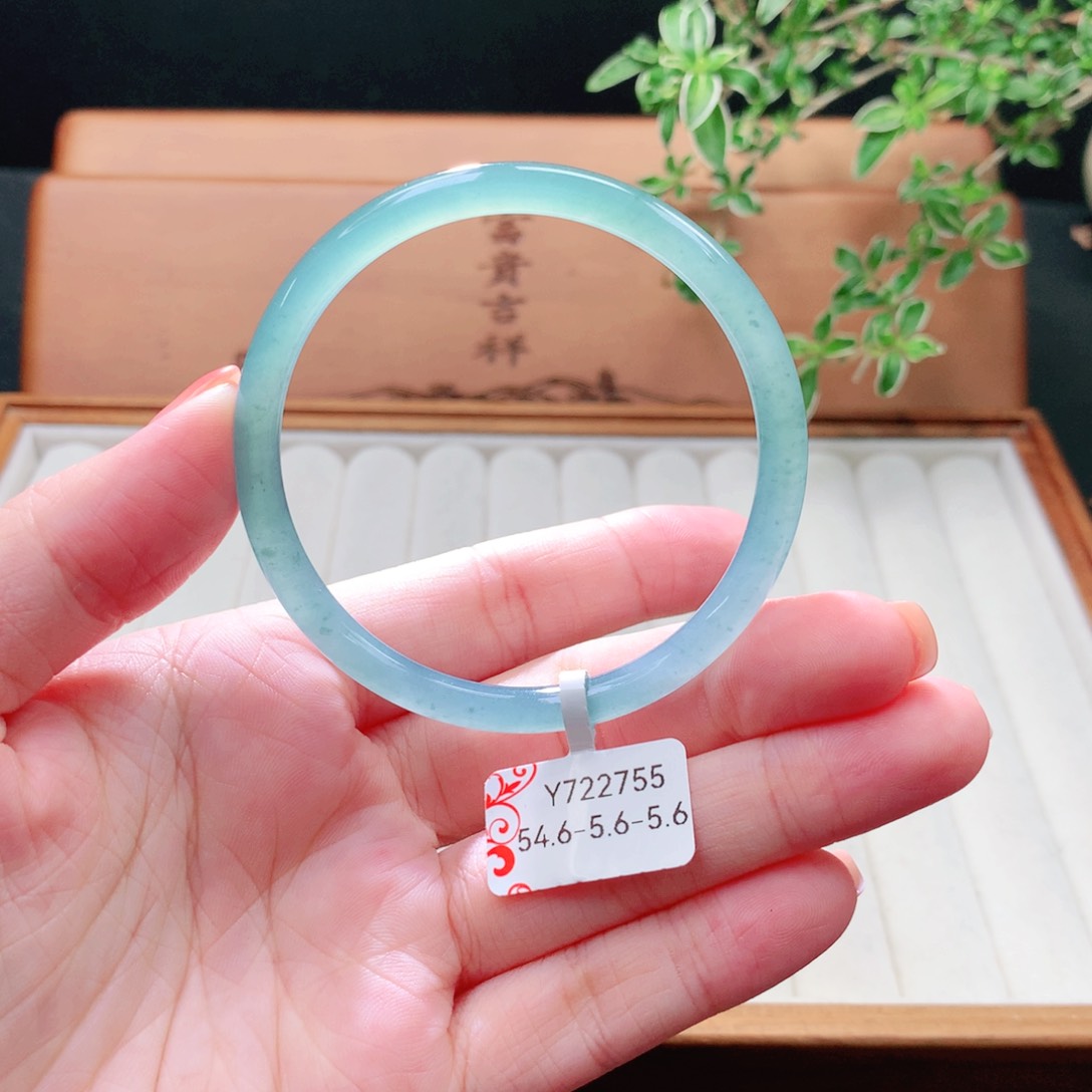 未镶嵌手镯（圆镯）翡翠