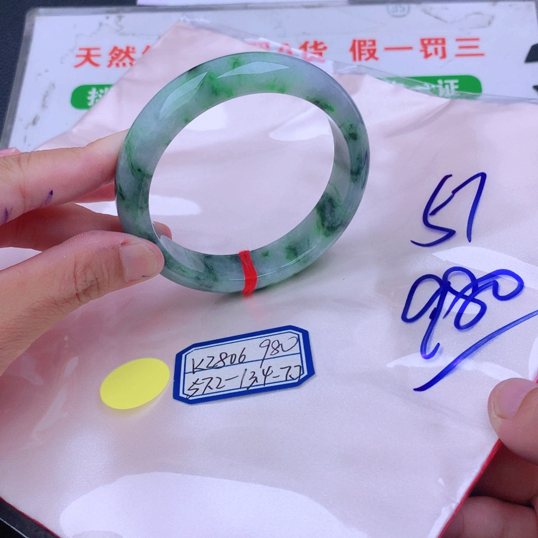 翡翠手镯未镶嵌翡翠