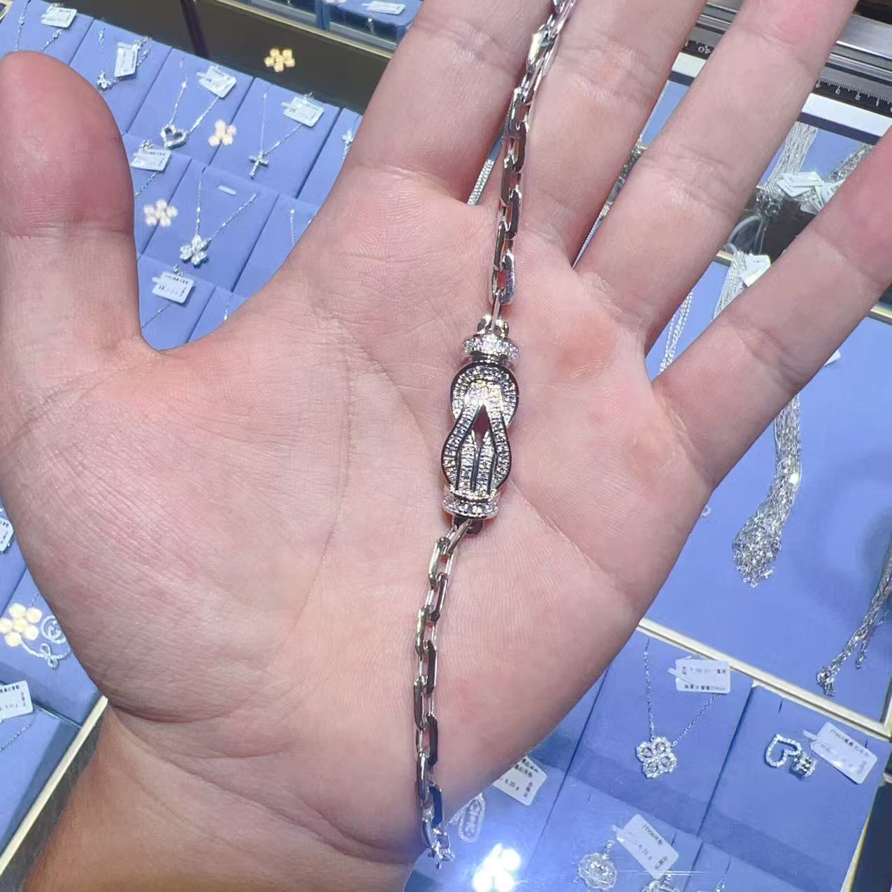 【铂金纪】PT950铂金镶嵌爆闪 马蹄扣手链 轻奢日简约（多样性发一）