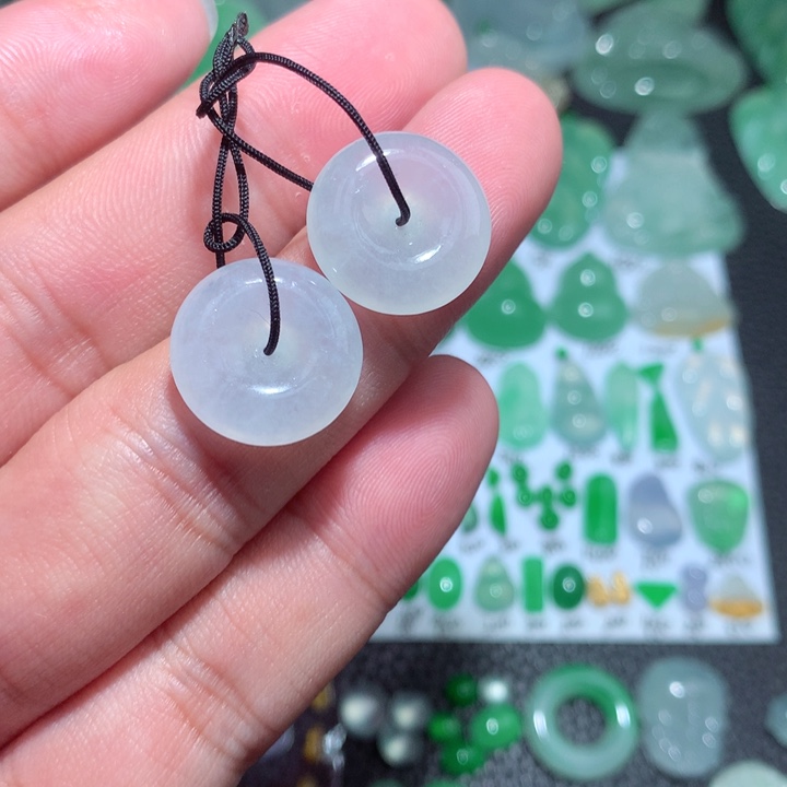 翡翠颈饰未镶嵌平安扣