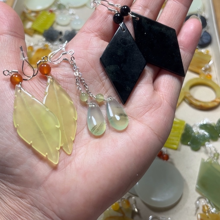 蛇纹石玉未镶嵌耳饰