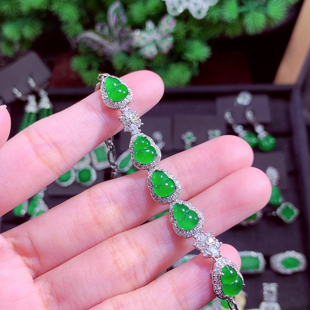 颈饰未镶嵌翡翠天然