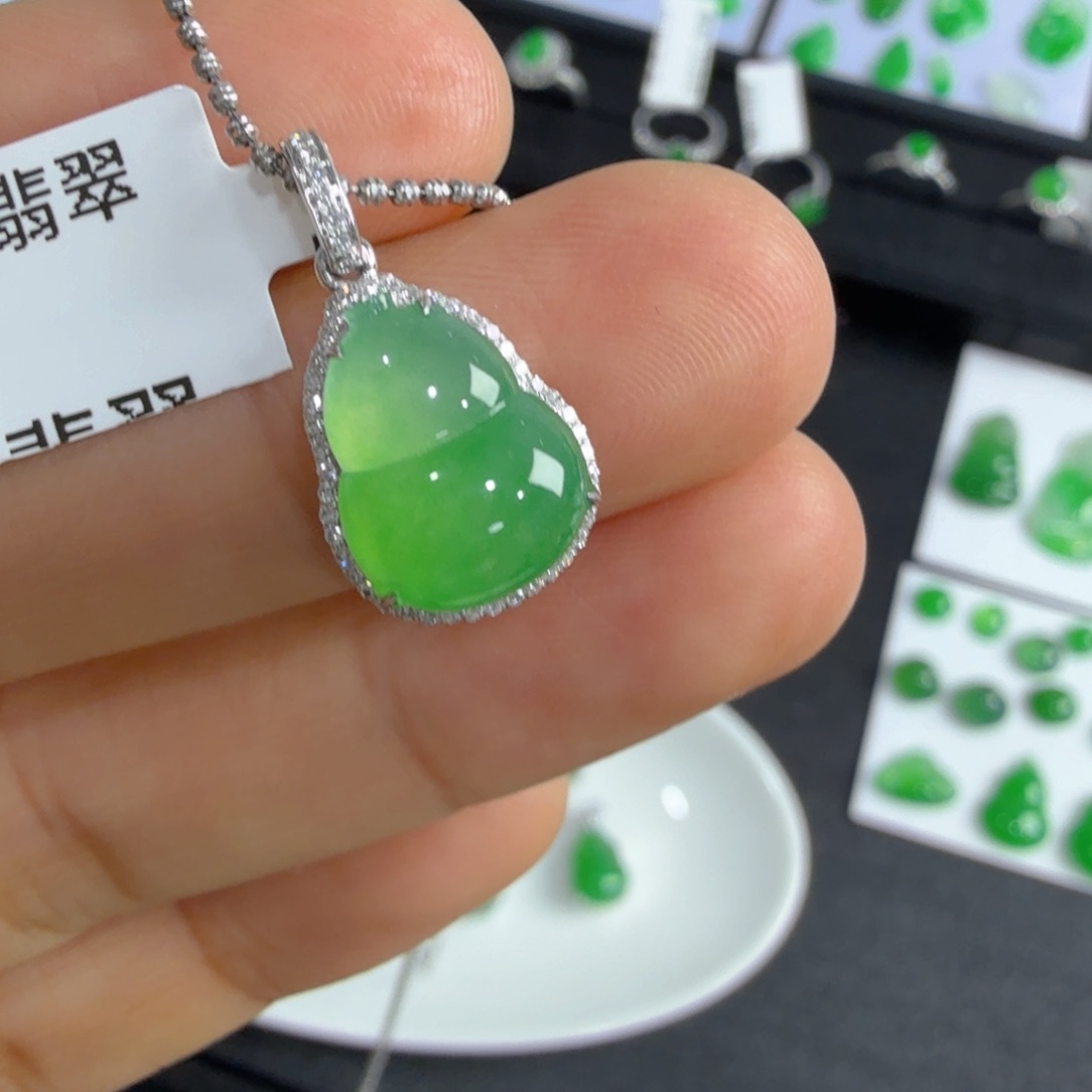 翡翠吊坠(不含链)18K金镶嵌葫芦