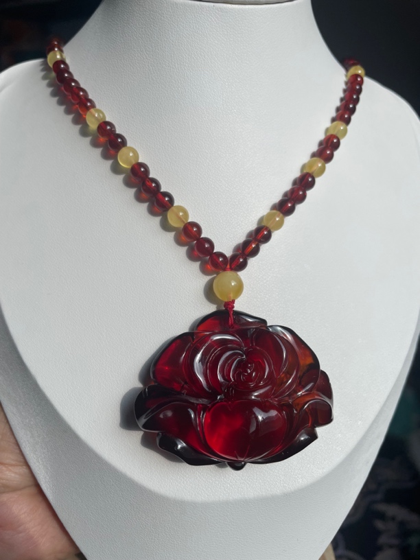缅甸血珀牡丹花吊坠