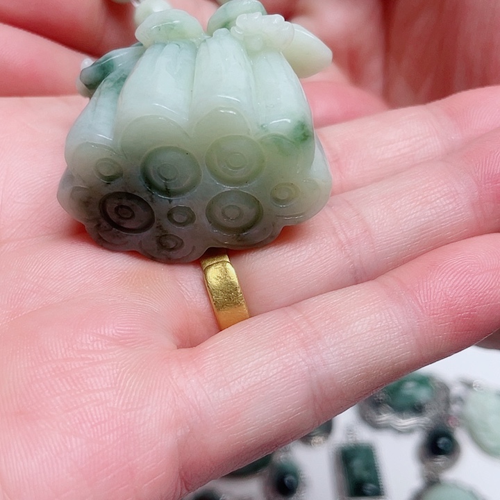 有***盼透闪石-蛇纹石玉未镶嵌颈饰