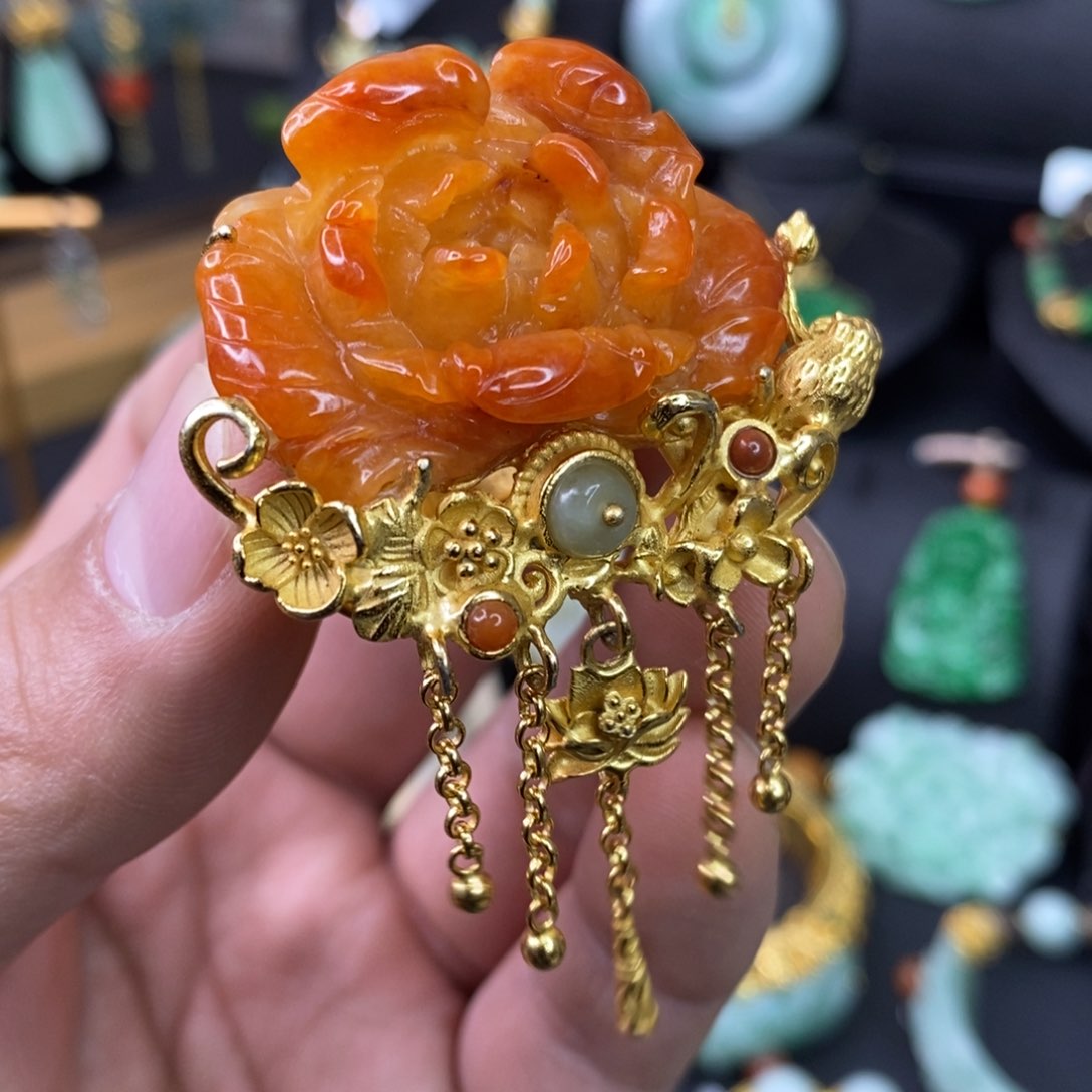 颈饰未镶嵌翡翠戒指