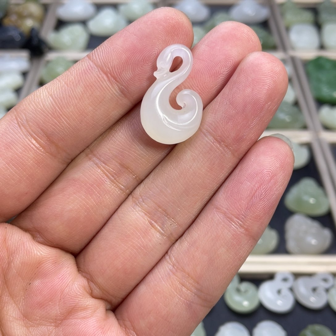 和田玉颈饰未镶嵌小天鹅吊坠