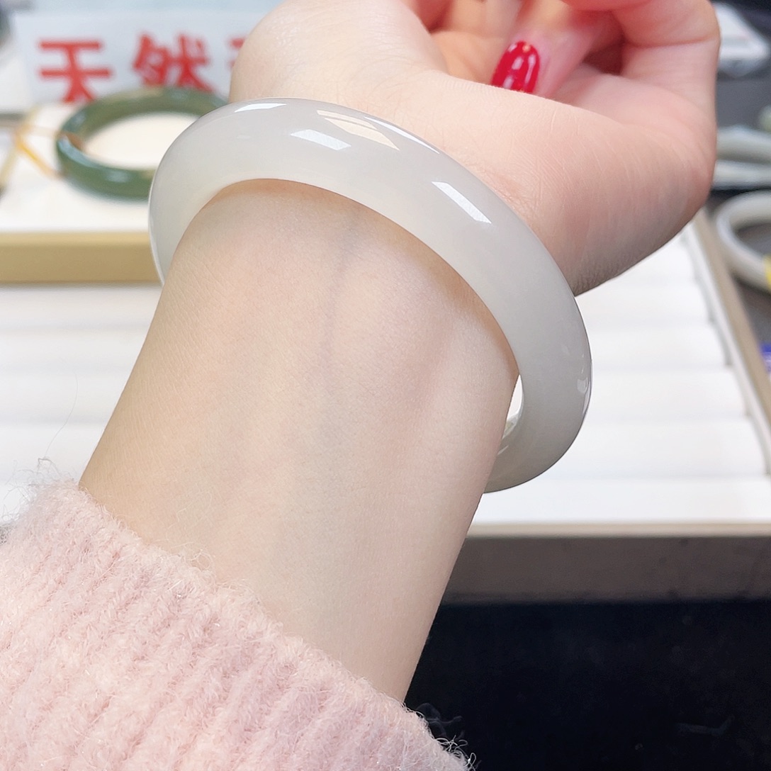 和田玉手镯未镶嵌