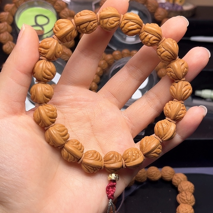 桃核把件秦岭龙纹野生红莲1.3