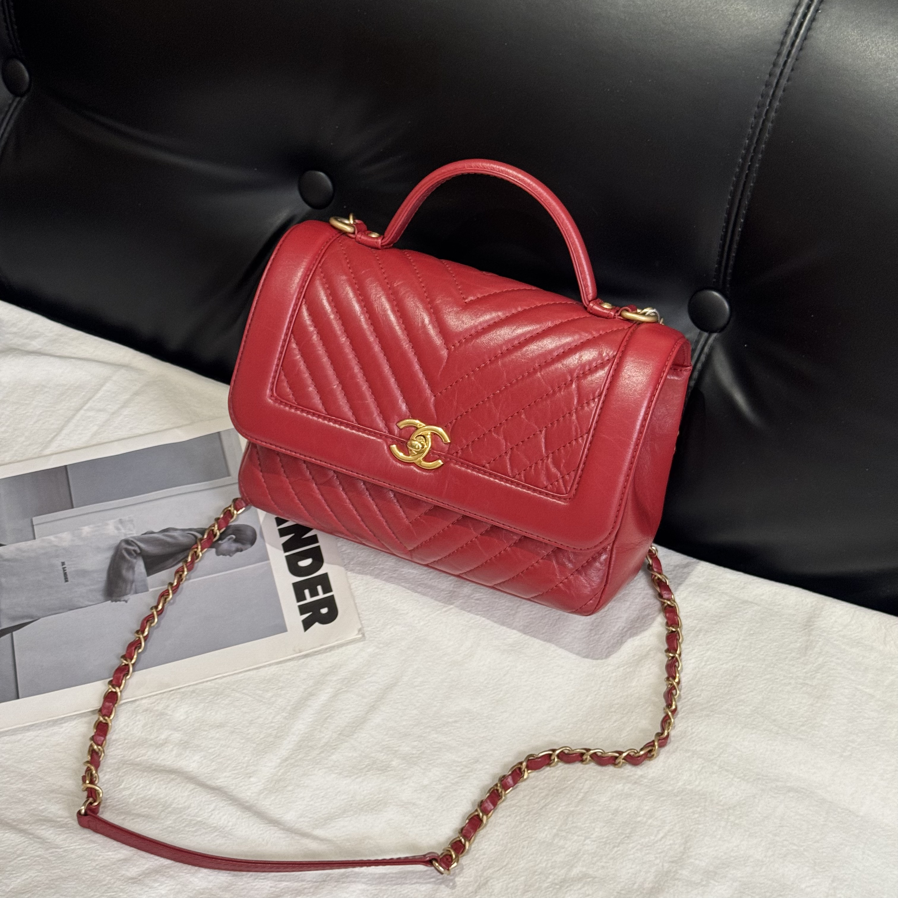 99新 Chanel/香奈儿 壹所奢品手提邮差包 红金 斜V纹