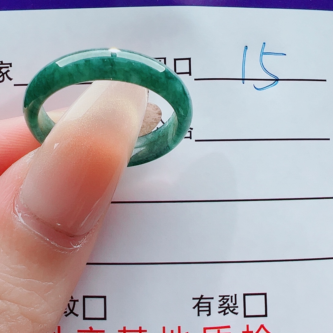 雯****翡翠未镶嵌戒指戒圈