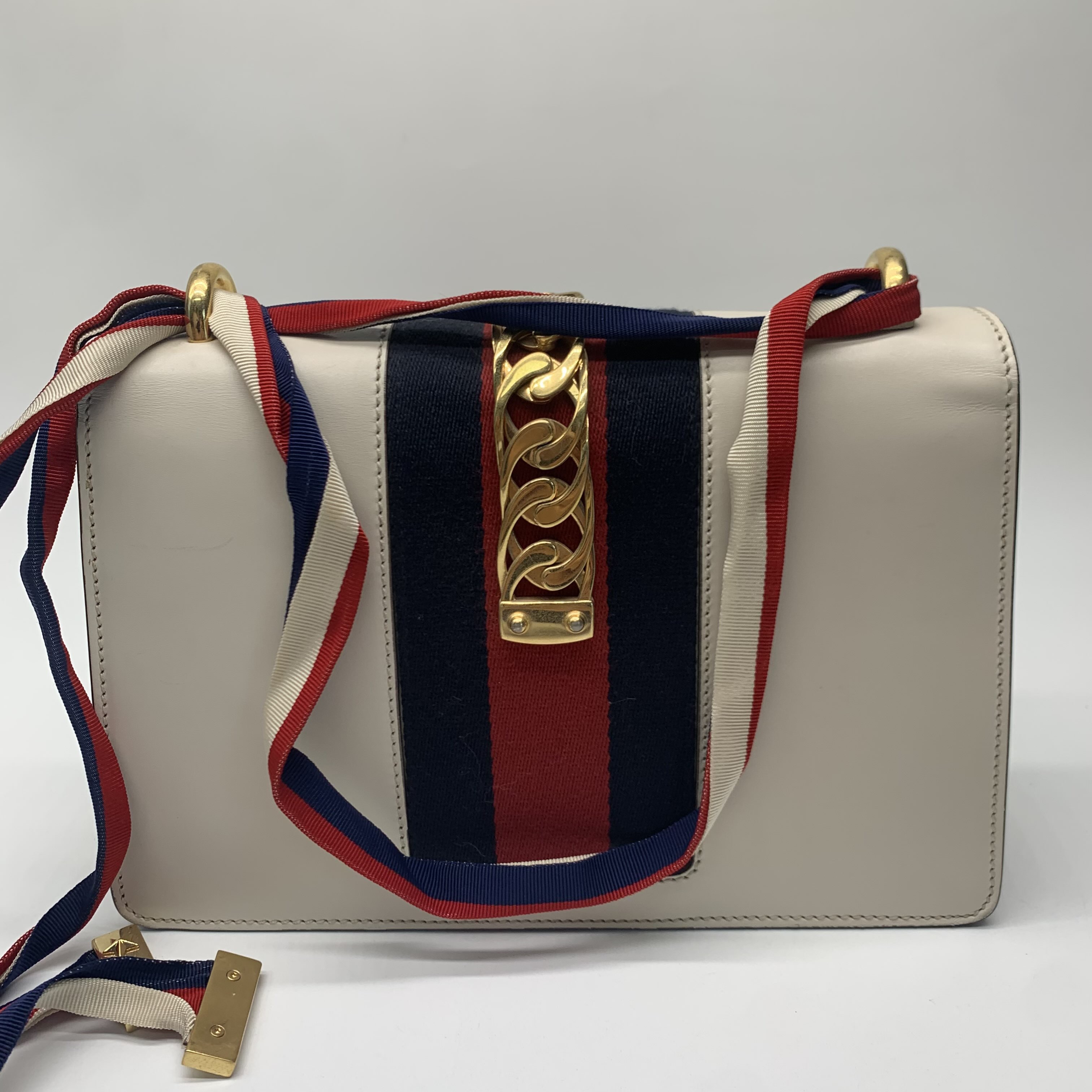 99新 GUCCI/古驰 sylvie 塞尔维亚白色中号斜挎包dx1933
