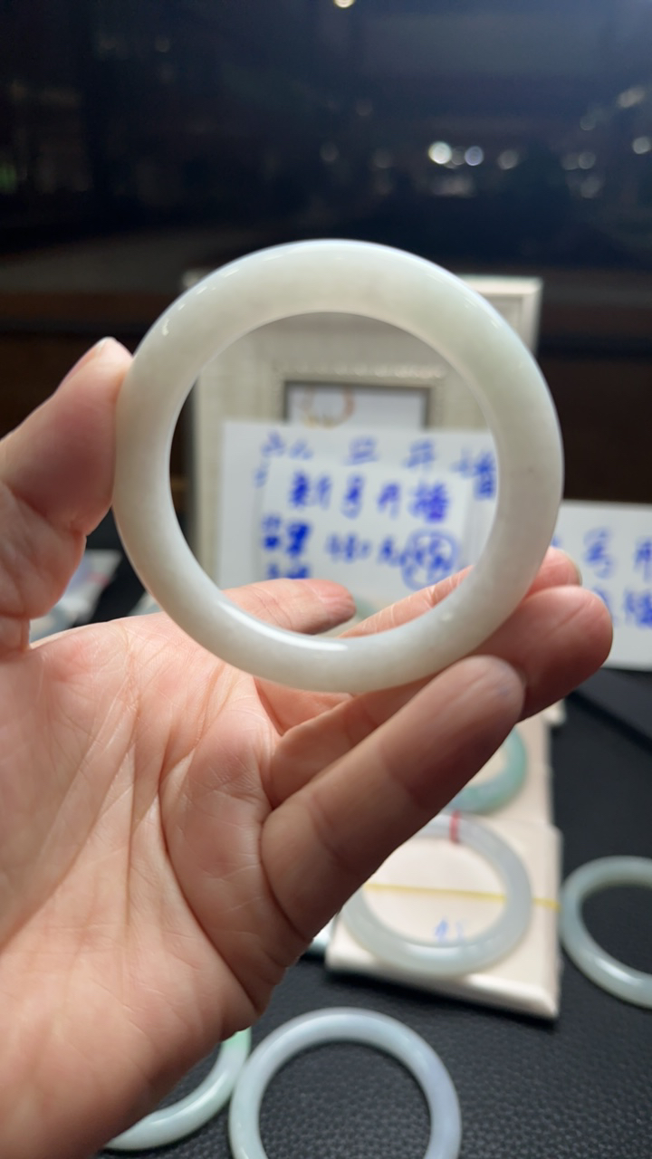 白月光圆条天然翡翠