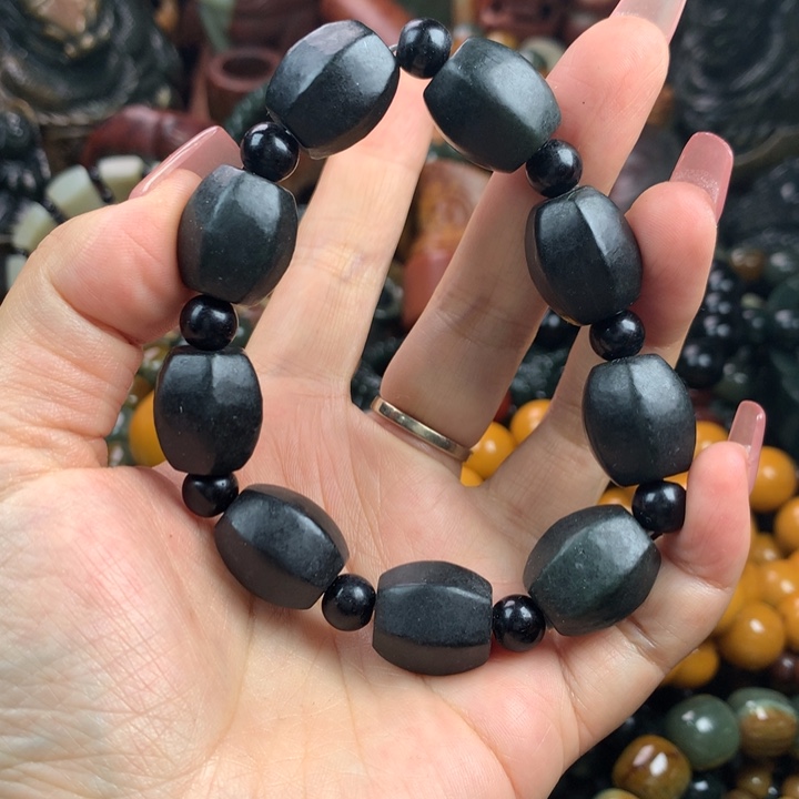 透闪石质玉未镶嵌珠宝奇石