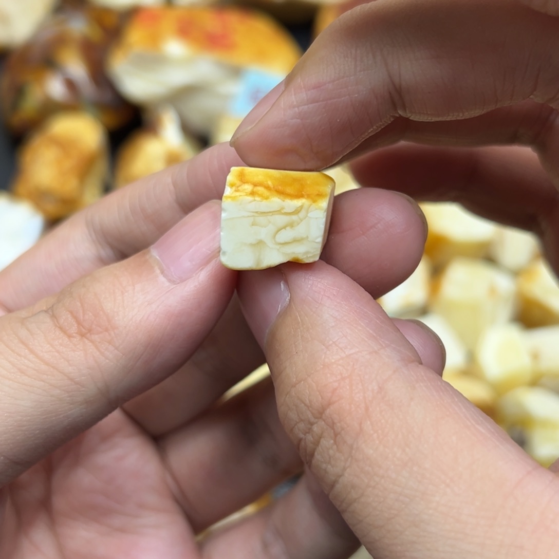 定制琥珀未镶嵌蜜蜡