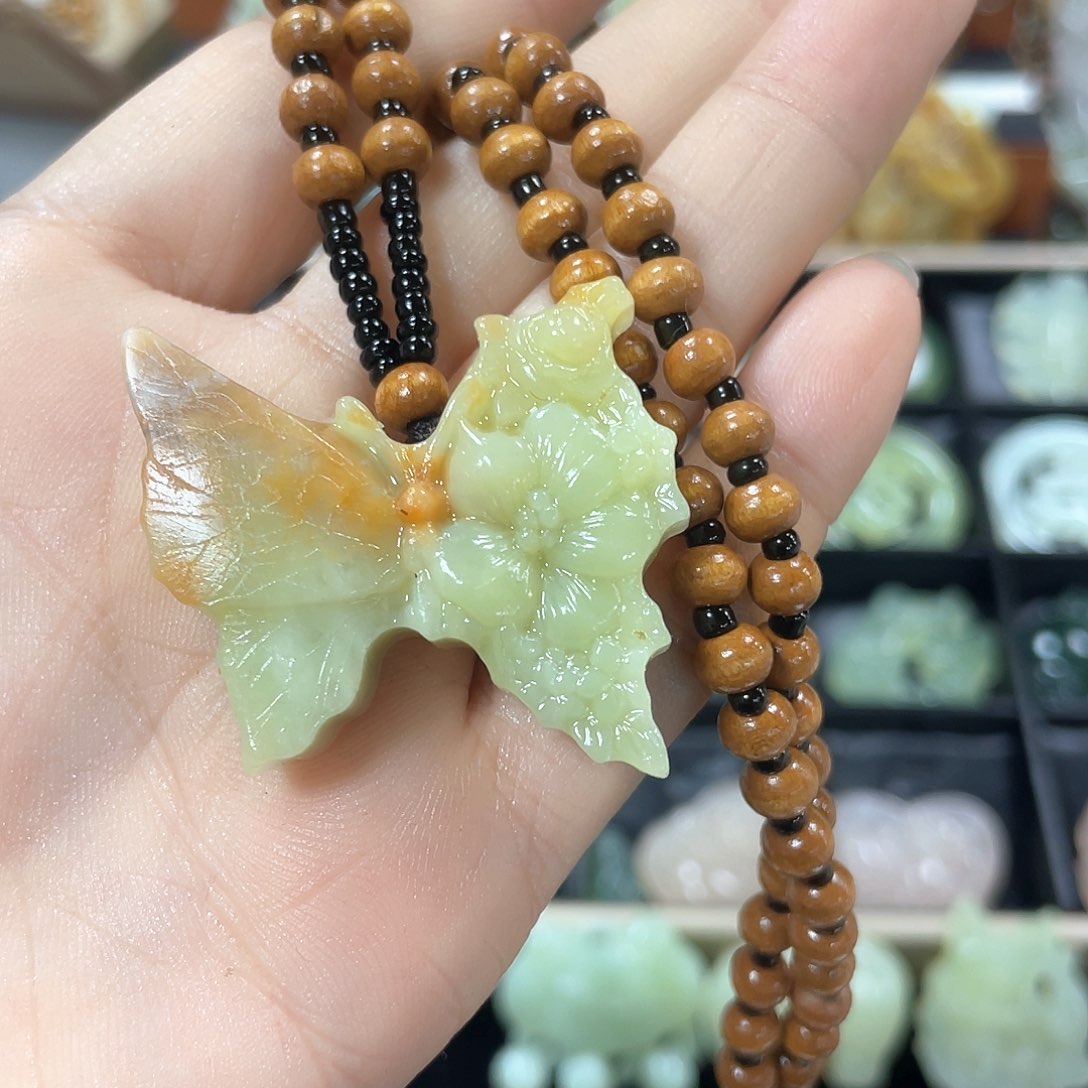 蛇纹石玉颈饰未镶嵌