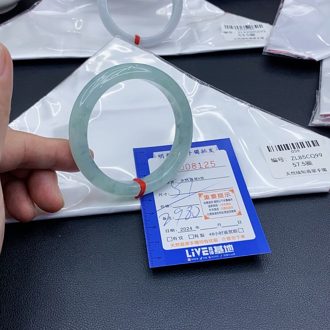 翡翠手镯未镶嵌高**孩翡翠手镯