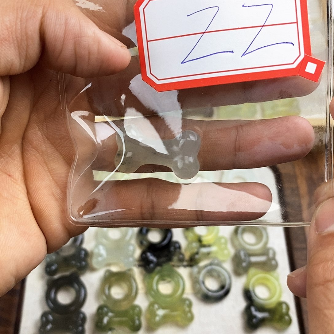 蛇纹石玉颈饰未镶嵌如****赋