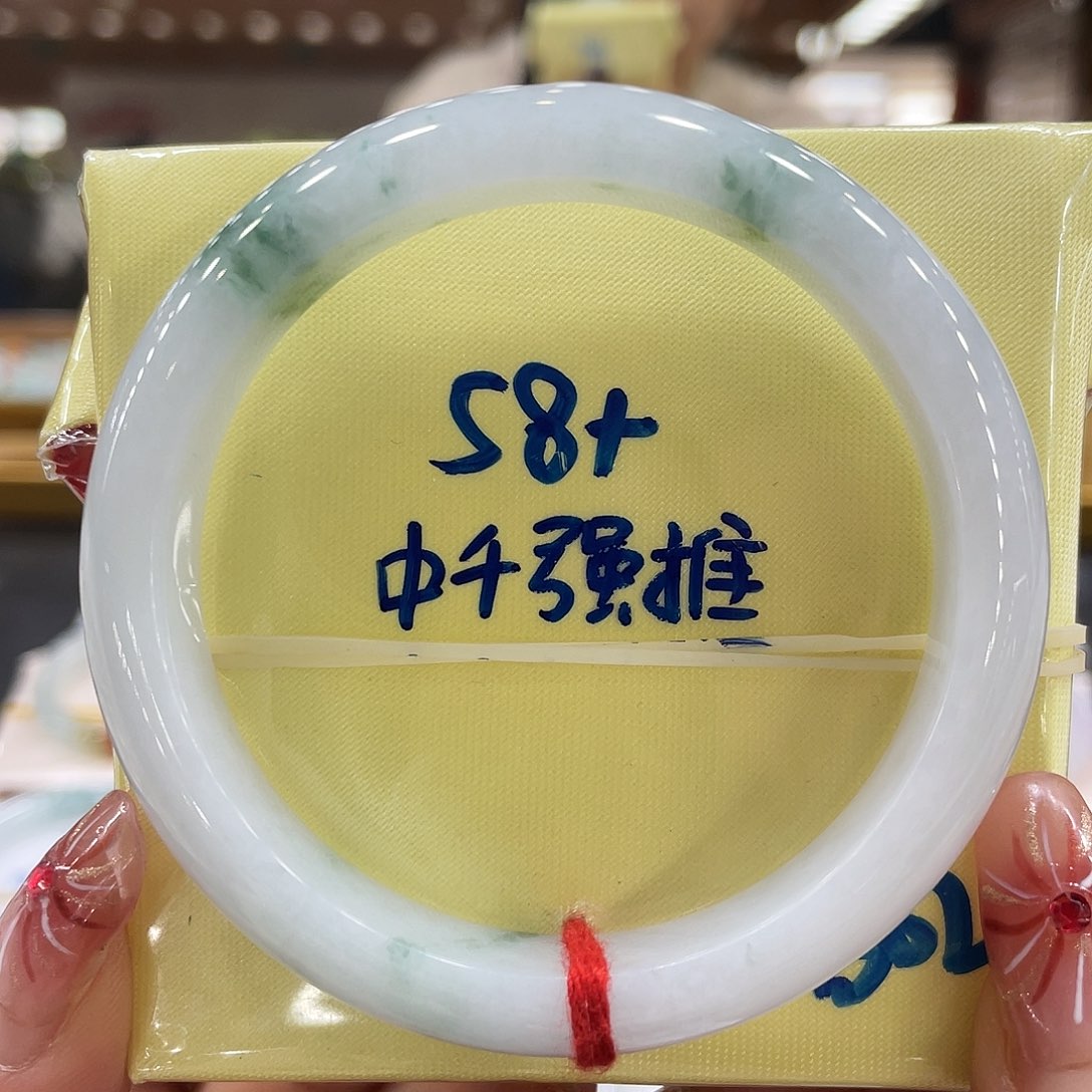 翡翠手镯未镶嵌翡翠手镯