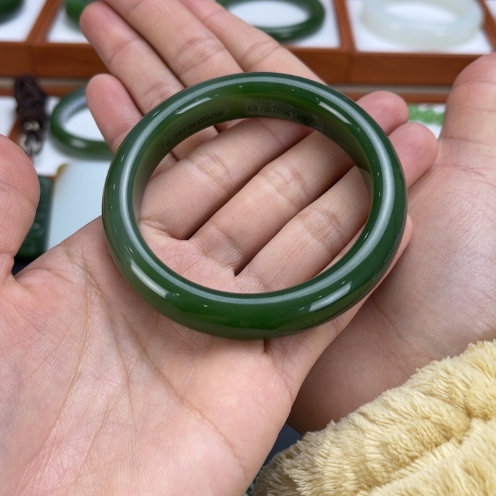 和田玉手镯未镶嵌锦****利