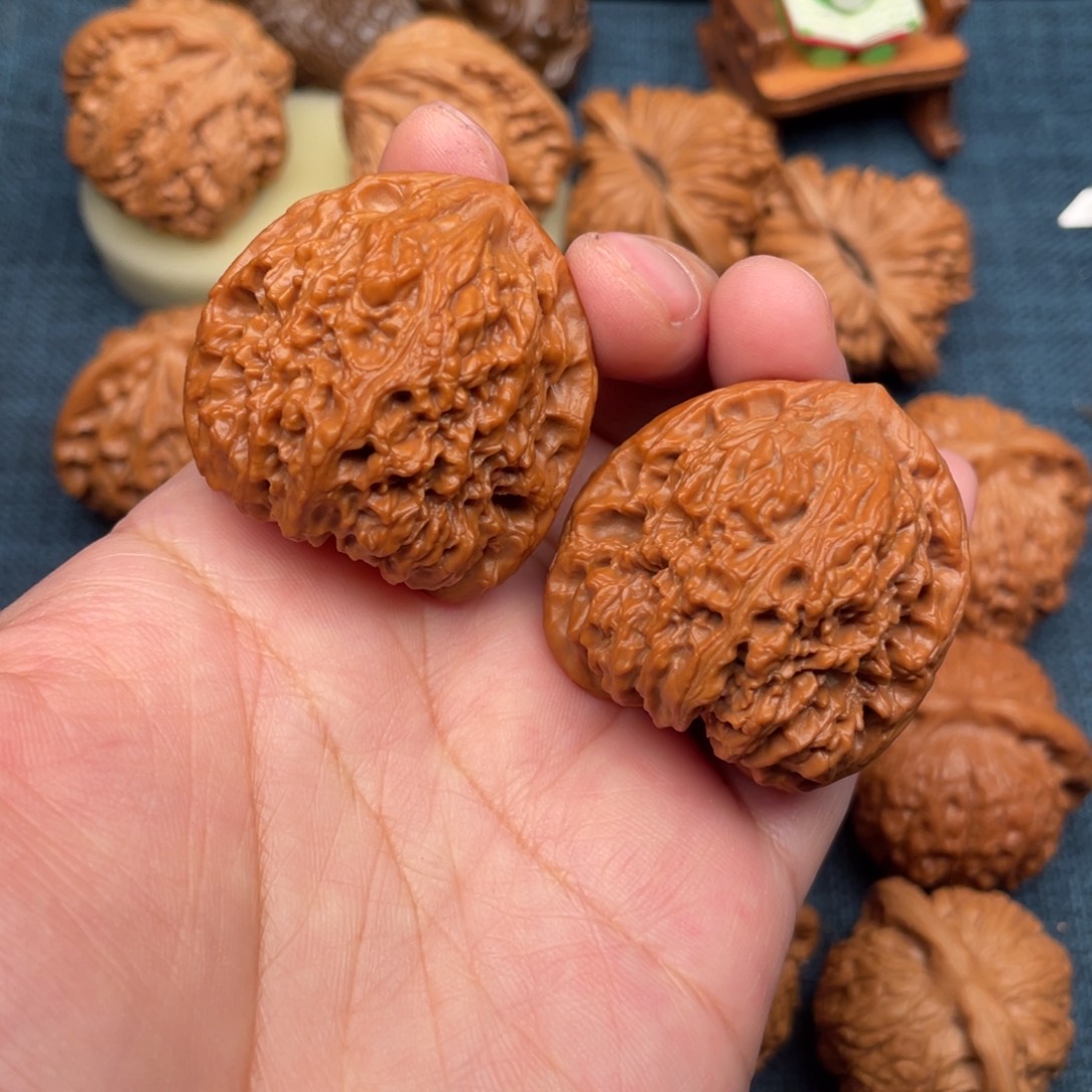 文玩核桃把件39红皮三角南疆全品