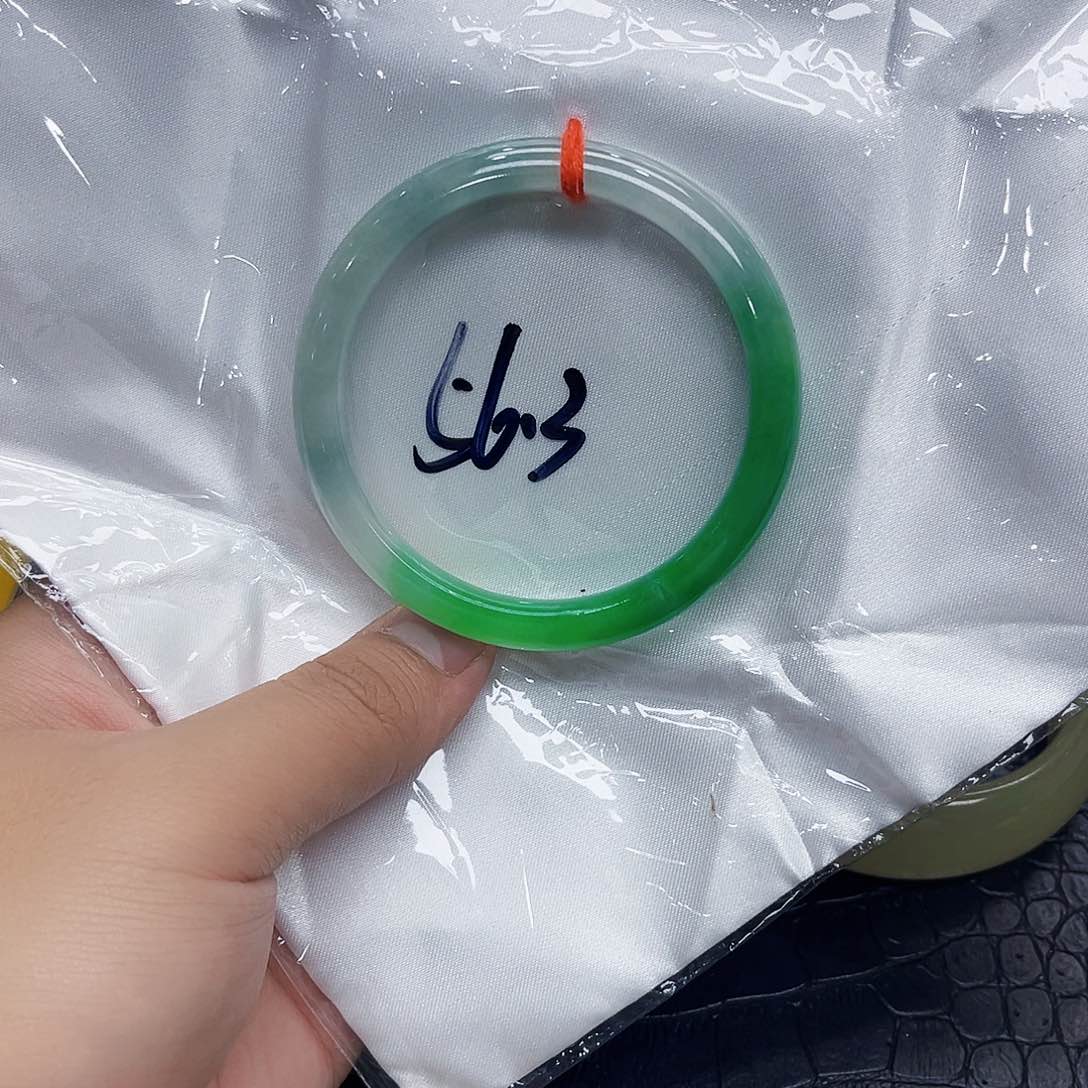 翡翠手镯未镶嵌默认微瑕