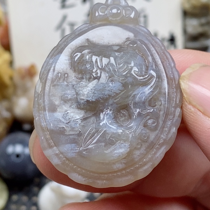 颈饰未镶嵌硅化珊瑚（珊瑚玉）