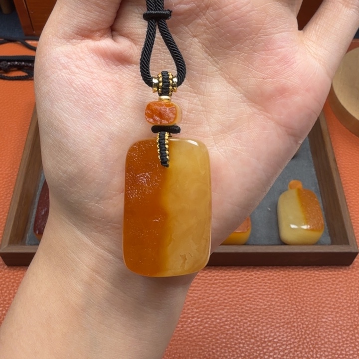 蜜蜡未镶嵌吊坠(赠链)