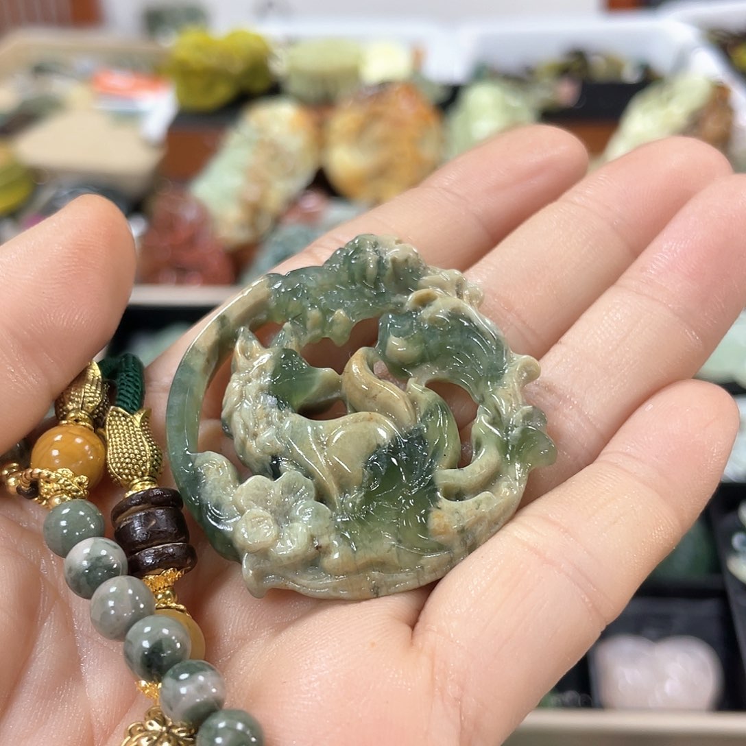 蛇纹石玉颈饰未镶嵌