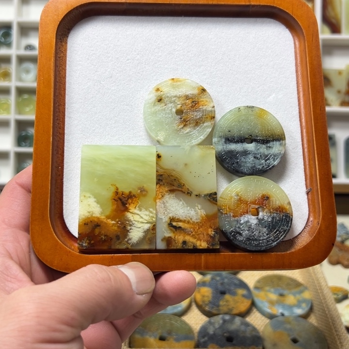 小***只蛇纹石玉未镶嵌颈饰