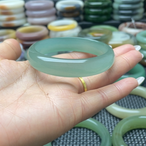 石英岩玉未镶嵌手镯