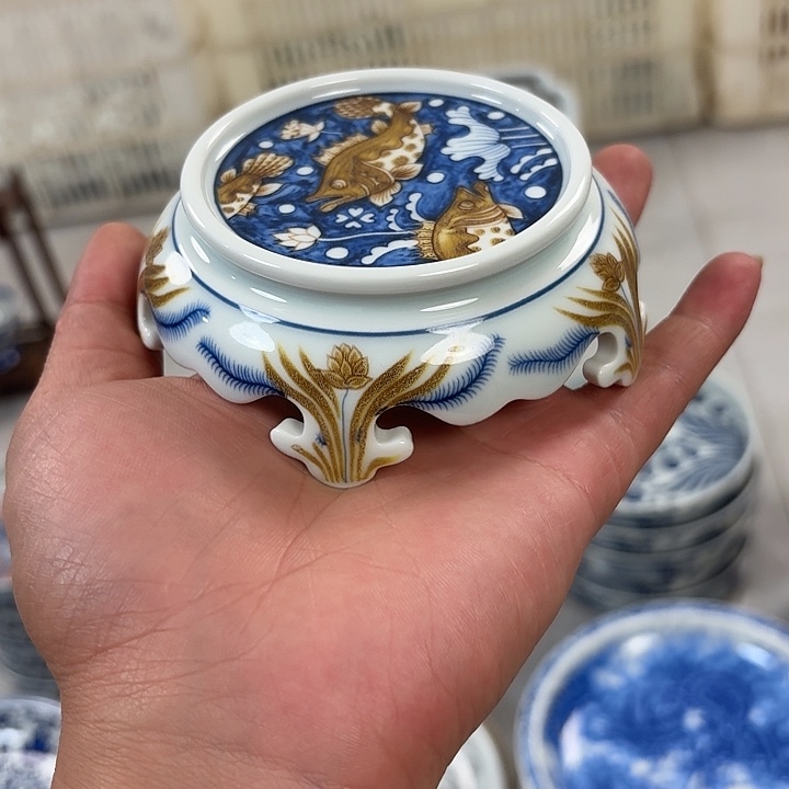 瓷片釉里金鱼藻板凳盖至