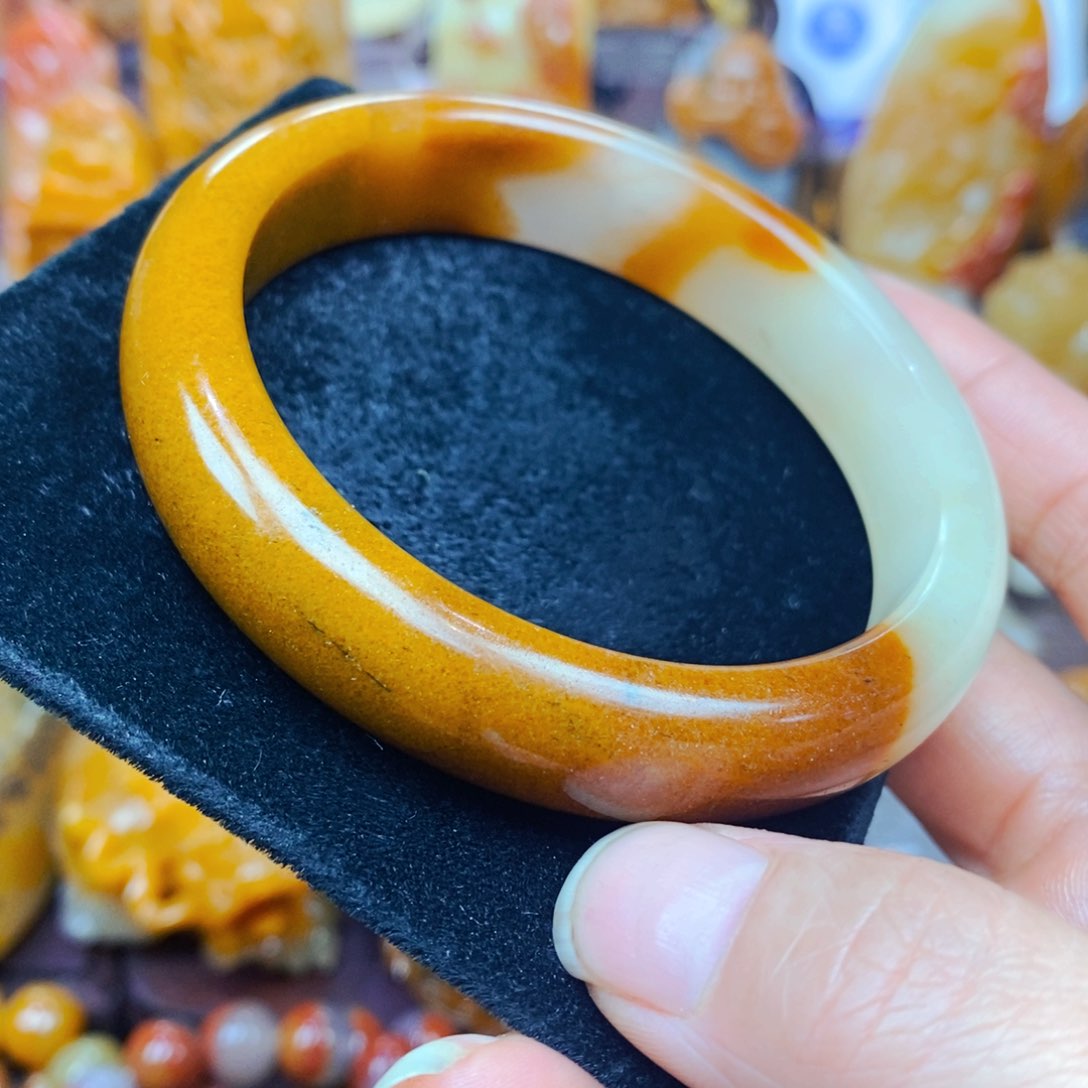 未镶嵌石英质玉（黄龙玉）颈饰