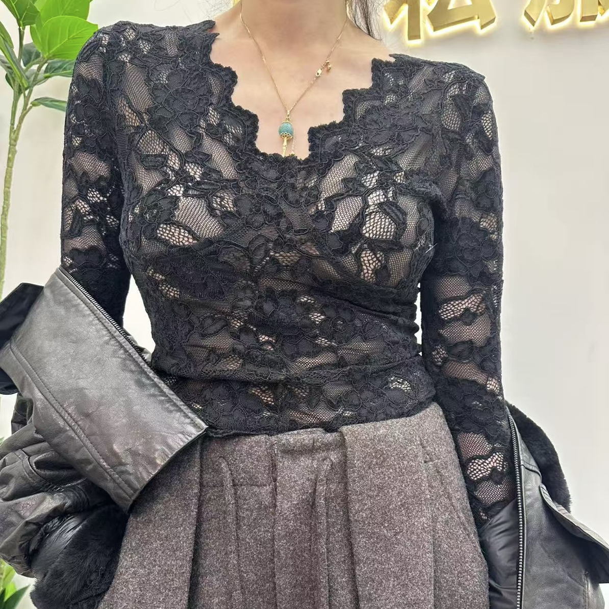 JJ私服 秋冬时尚百搭性感V领加绒蕾丝打底T恤上衣女