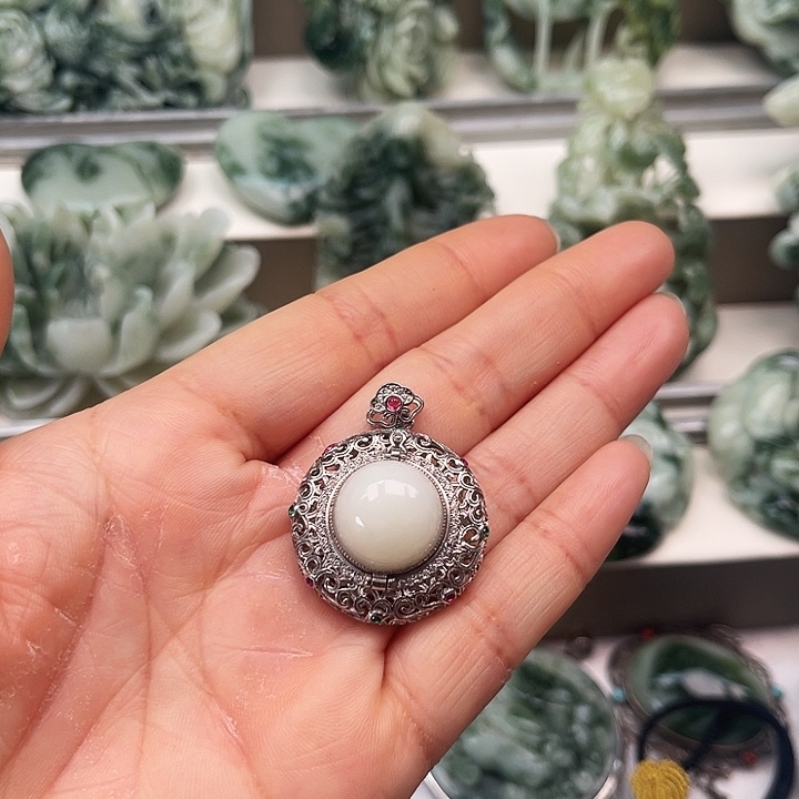 透闪石-蛇纹石玉颈饰未镶嵌