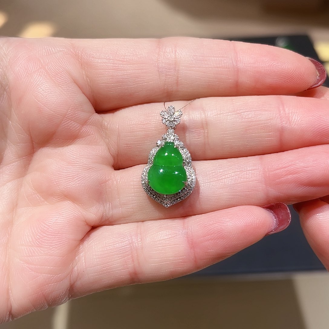 翡翠颈饰18K金镶嵌翡翠吊坠