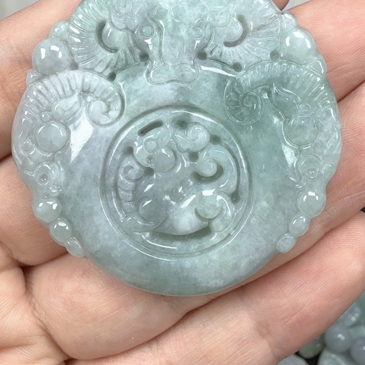 翡翠挂件未镶嵌翡翠