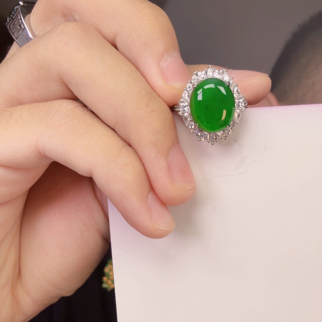 翡翠未镶嵌颈饰一件