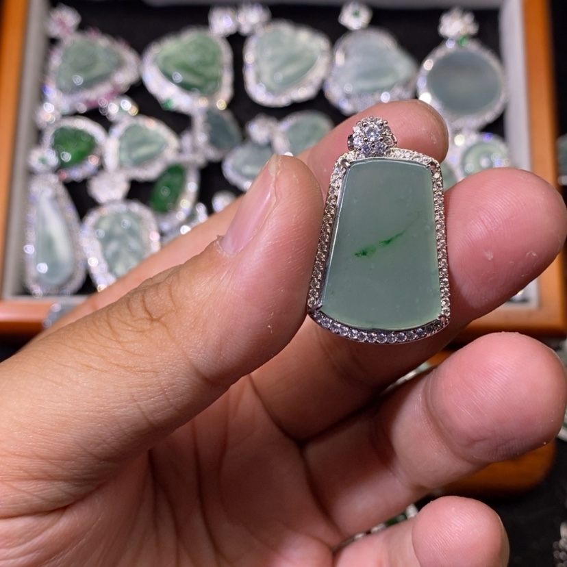 【闪购商品】翡翠颈饰未镶嵌天然